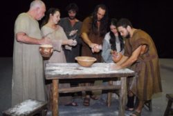 Atores de "Sansão e Dalila" participam de workshop para aprenderem a fazer pão