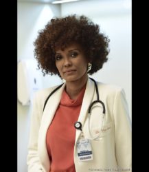 Na novela 'Topíssima', Vera (Isabel Fillardis) é a médica que impede a morte de Gabriela (Rafaela Sampaio) por overdose