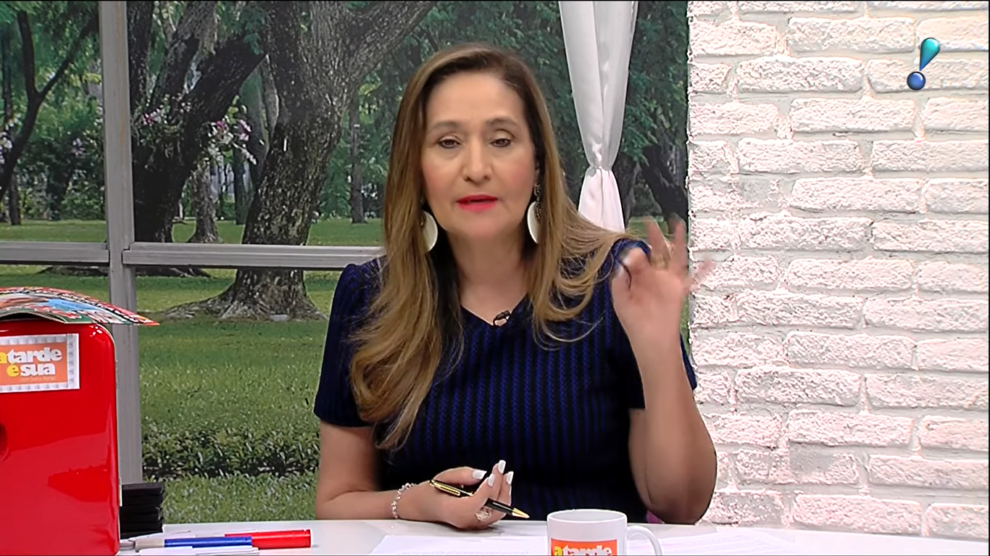 A apresentadora Sonia Abrão em seu programa A Tarde é Sua