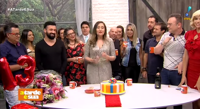 Apresentadora Sonia Abrão reuniu todo o seu elenco para comemorar os 13 anos do programa A Tarde é Sua na RedeTV! em 01maio2019