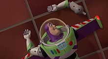 Buzz Lightyear desolado, após descobrir que é apenas um brinquedo e não um astronauta real.