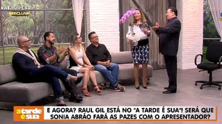 Raul Gil no programa A Tarde é Sua para fazer as pazes com Sonia Abrão
