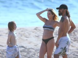 Danielle Winits aproveita praia com André Gonçalves e filho caçula