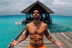 Caio Castro exibe boa forma em foto de viagem para Maldivas