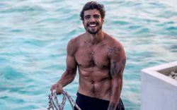 Caio Castro sensualiza em banheira de hotel, e Grazi Massafera faz comentário 'quente' 