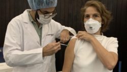 Drica Moraes e Ana Carolina recebem primeira dose de vacina contra covid-19 no Rio