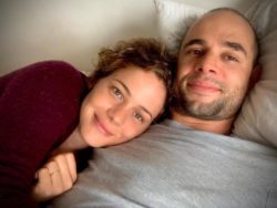 Leandra Leal posta foto rara com o namorado cineasta: "Meu amor"