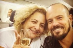 Paulinho Vilhena viaja com a mãe e brinca: “Mama trip”