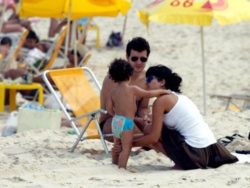 Daniel de Oliveira e Vanessa Giácomo brincam com filho na praia