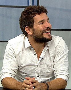 Daniel de Oliveira sorrindo