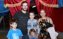 Daniel de Oliveira vai com os filhos e a mãe a circo no Rio