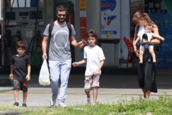 Em rara aparição, Daniel de Oliveira passeia com os três filhos