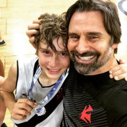 Murilo Rosa rouba a cena torcendo pelo filho em jogo de basquete; vídeo