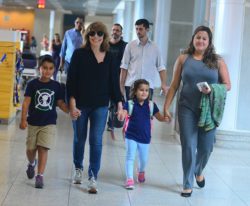 Renata Sorrah caminha com família em aeroporto