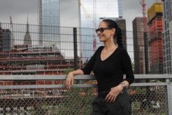 Sonia Braga nas ruas do Chelsea, em Nova York, em ensaio exclusivo para CULTURA!