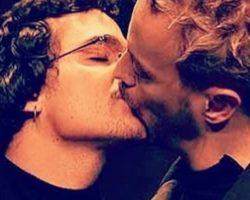 Ator posta foto de beijo na boca em Wagner Moura para protesto ... - Leia mais em https://www.otvfoco.com.br/ator-posta-foto-de-beijo-na-boca-em-wagner-moura-para-protesto/