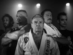 Comemorando 60 anos de carreira, Stênio Garcia estrela peça sobre artes marciais