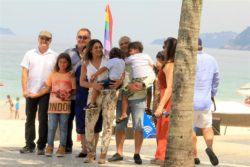 Dira Paes passeia com a família em praia do Rio de Janeiro