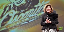 Marília Pêra recebe o Troféu Oscarito no 43º Festival de Cinema de Gramado