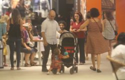 Osmar Prado brinca com a neta, Clarice em shopping no Rio