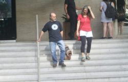 Osmar Prado passeia com a mulher e o cachorrinho em São Conrado