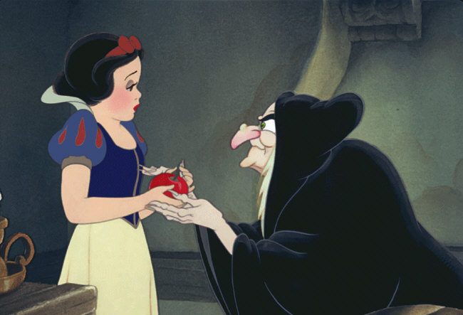 A bruxa má dando a maçã envenenada para Branca de Neve