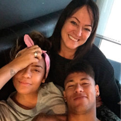 Com a mãe e a irmã, Neymar Jr. se derrete pela família