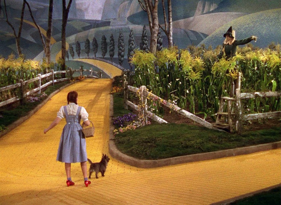 Dorothy e Totó no caminho dos tijolos amarelos