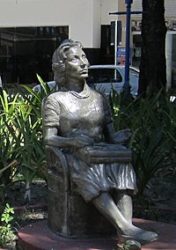 Estátua de Lispector em Recife