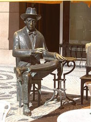 Estátua de Pessoa em frente ao famoso café " A Brasileira " de Lisboa .