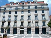 Local de nascimento de Pessoa: um grande apartamento na Praça de São Carlos, em frente à ópera de Lisboa.