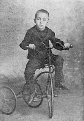No ano passado, em Lisboa, antes de se mudar para Durban, 1894, com 6 anos.