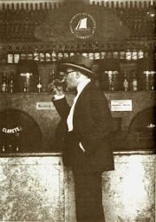 Pessoa em 1929, a beber um copo de vinho numa taberna da Baixa lisboeta.