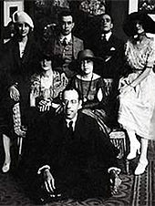 Andrade (sentado), Anita Malfatti (sentada, ao centro) e Zina Aita (à esquerda de Anita), 1922.