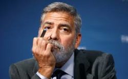 George Clooney deu a 14 amigos US$ 1 milhão em dinheiro vivo