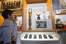 Jovens visitam o Museu Pelé, aberto em 2014 em Santos