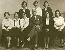Mário de Andrade com suas alunas do Conservatório Dramático e Musical de São Paulo, 1931.
