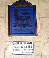 Na placa no Cosme Velho, lê-se: "Neste local viveu Machado de Assis de 1883 até sua morte em 1908".