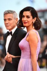 O ator George Clooney com a esposa, a advogada Amal Clooney 