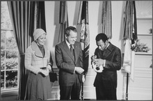 Pelé autografando uma bola para o Presidente dos Estados Unidos, Richard Nixon, na Casa Branca, em 1973, dois anos antes de entrar para o New York Cosmos.