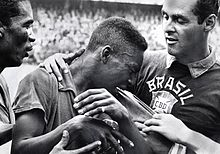 Pelé chora no ombro do goleiro Gilmar após a conquista do mundial de 1958