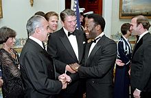 Pelé na Casa Branca em 10 de setembro de 1986, com os presidentes Ronald Reagan e José Sarney