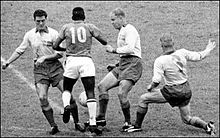 Pelé (número 10) passa por três jogadores suecos em partida da Copa de 1958