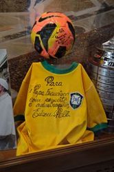 Praticante do catolicismo, Pelé doou uma camiseta autografada ao Papa Francisco. Acompanhada de uma bola autografada por Ronaldo, está localizada no Museu do Vaticano.[427]