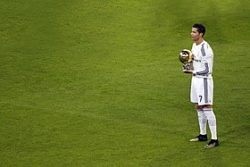 Cristiano Ronaldo com a Bola de Ouro de 2014 diante da torcida no Santiago Bernabéu