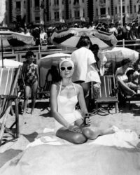 9 de 30 Em 1956, foi a mulher mais fotografada do mundo. E estava sempre com óculos de sol, o que não era comum na época, tornando-se um acessório extremamente popular