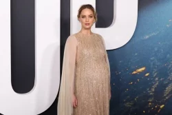 Look de Jennifer Lawrence aumenta em 130% a busca por vestido de ouro 
