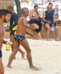 Nova namorada de Romário acompanhou o ex-jogador em dia de praia imagoi