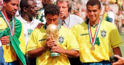 Romário beija a taça de campeão do mundo com a seleção brasileira em 1994 imagoi