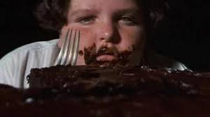 Bruce comendo o bolo de chocolate